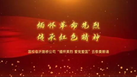 浅灰色V字紧身上衣搭配牛仔短裤，气质又百搭，这样的搭配你觉得怎么样呢？